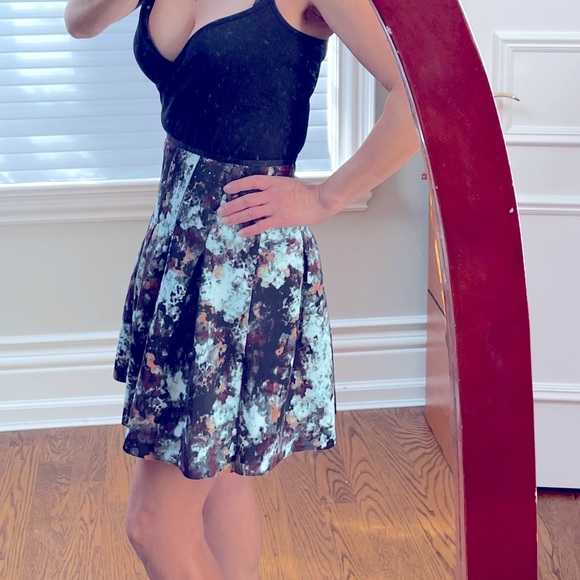 BCBG pleated mini skirt - Picture 2 of 6